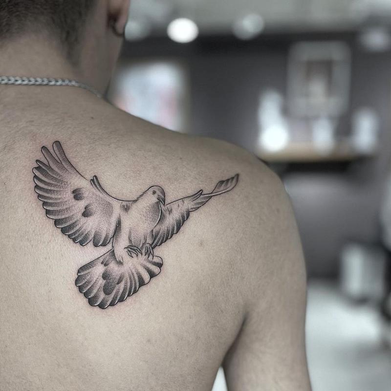 El diseño del tatuaje de la paloma descendente 5