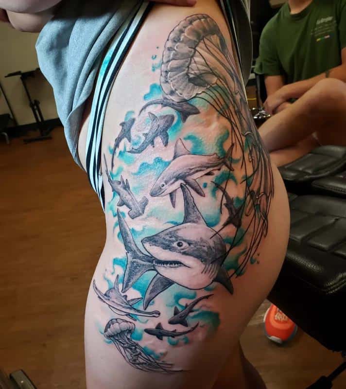 Diseño de tatuaje de mar lleno de tiburones