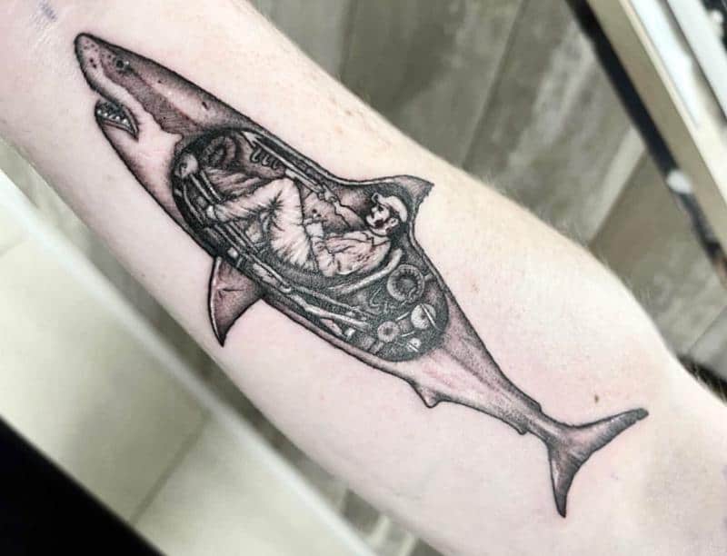 Diseño de tatuaje de tiburón submarino