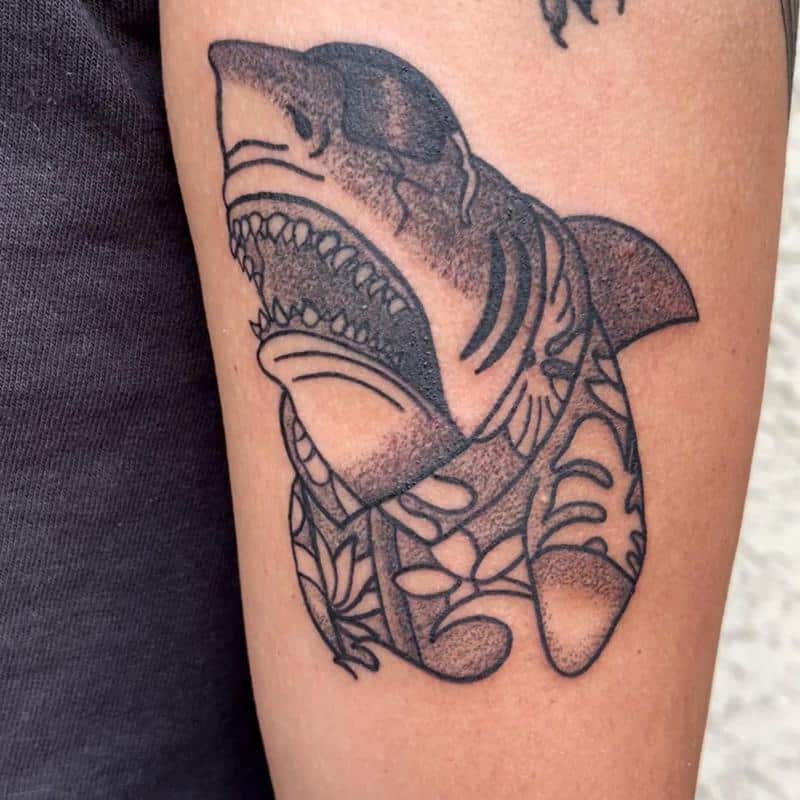 Diseño de tatuaje de tiburón frío