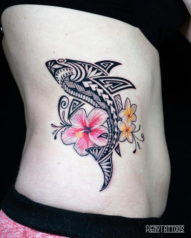 Tatuaje tribal de tiburón con flores de hibisco hawaiano y plumerias