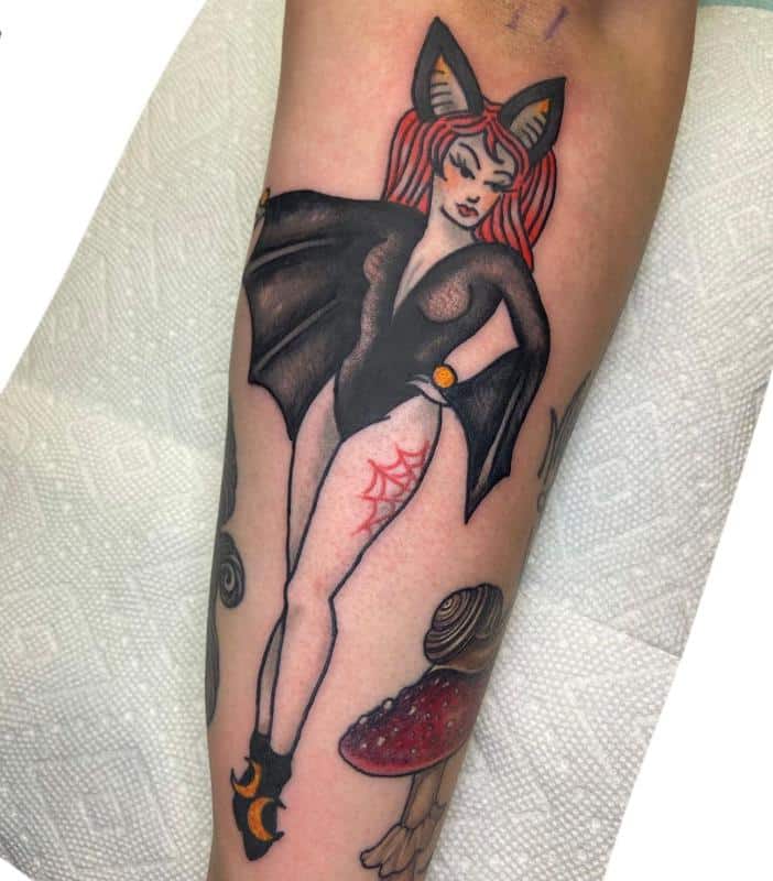 Diseño de tatuaje Pin Up de chica murciélago