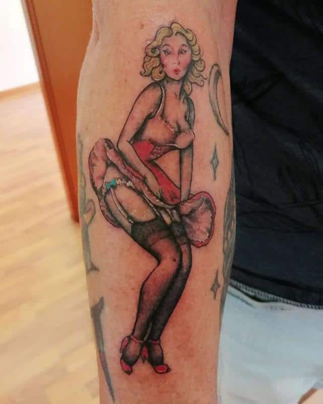 Diseño clásico del tatuaje de Pin Up Girl con falda