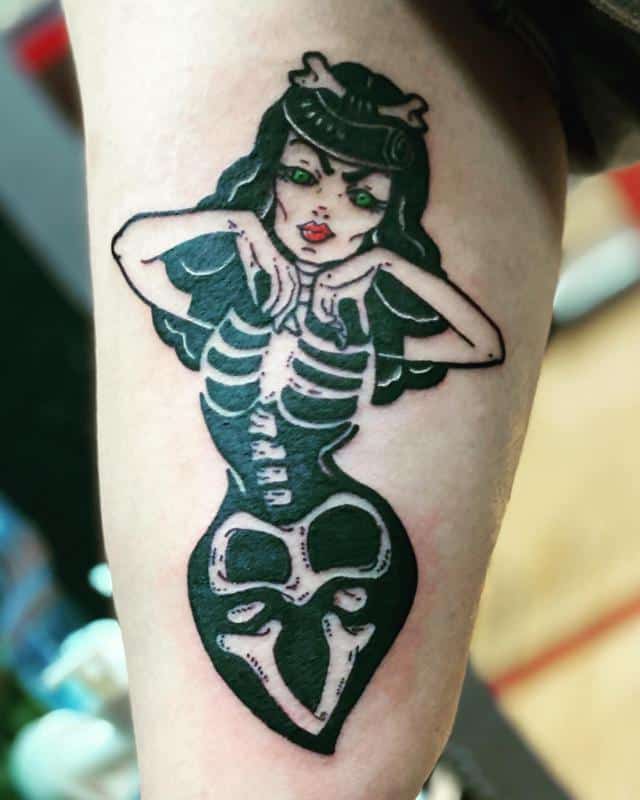 Diseño de tatuaje de chica Pin Up de Halloween