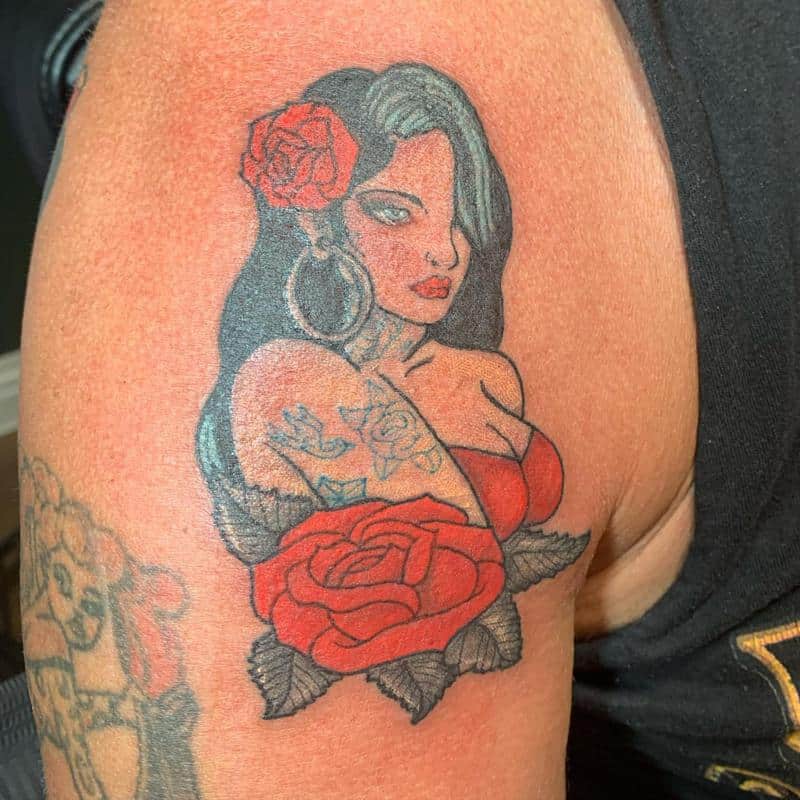 Diseño de tatuaje clásico pin up girl rojo