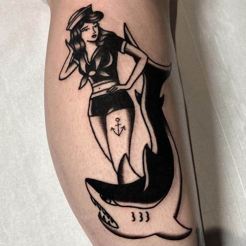 Diseño de tatuaje de niña marinera en blanco y negro