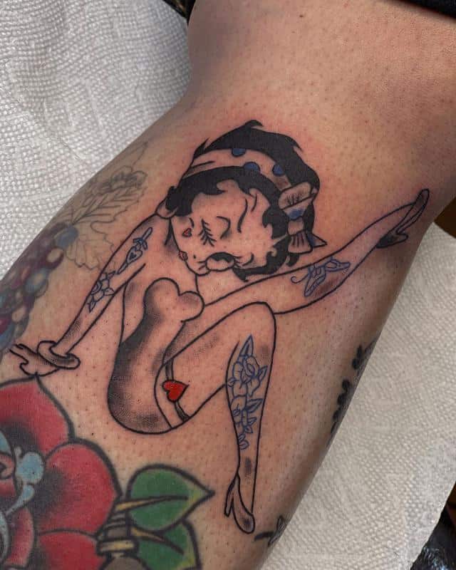 Betty Boop pinup estilo tatuaje