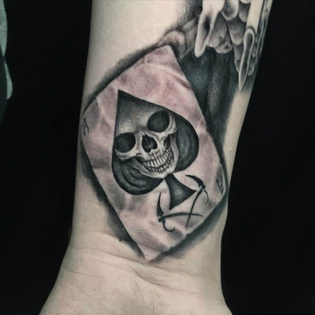 Tatuaje de tinta negra Ace de una pieza