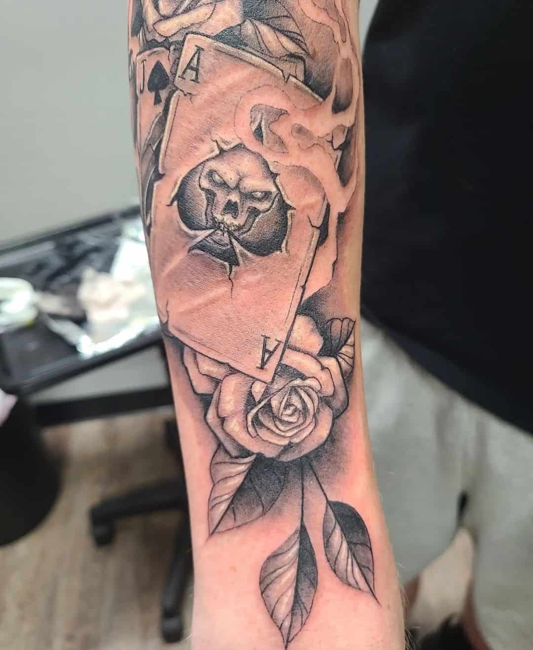 Tatuaje de una carta as con una calavera 