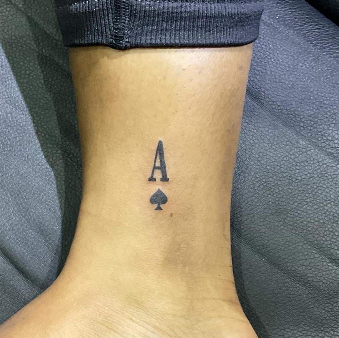 Pequeño y simple tatuaje de as 