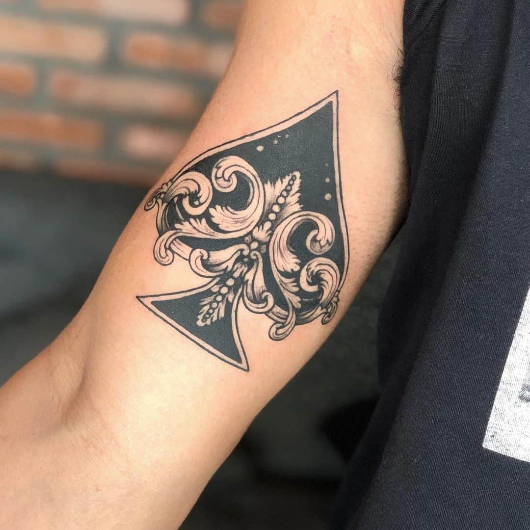 Tatuaje en el brazo, tinta negra artística 