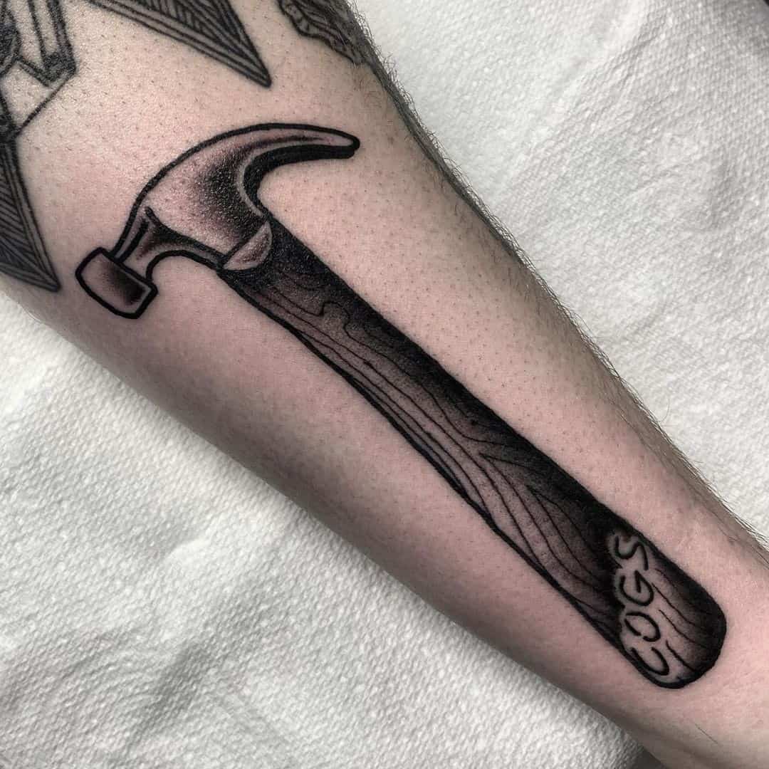 Tatuaje detallado de martillos