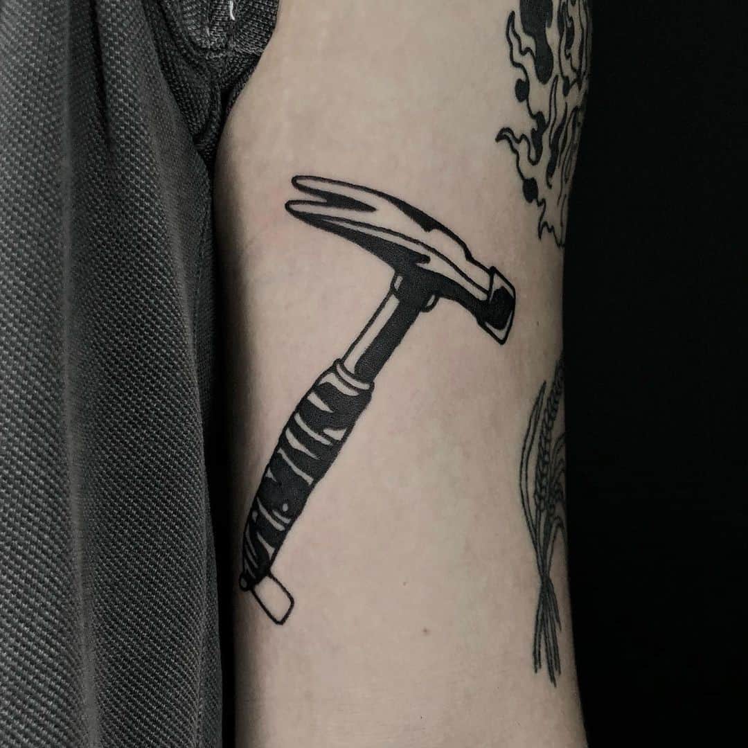 Tatuaje en tinta negra de martillos