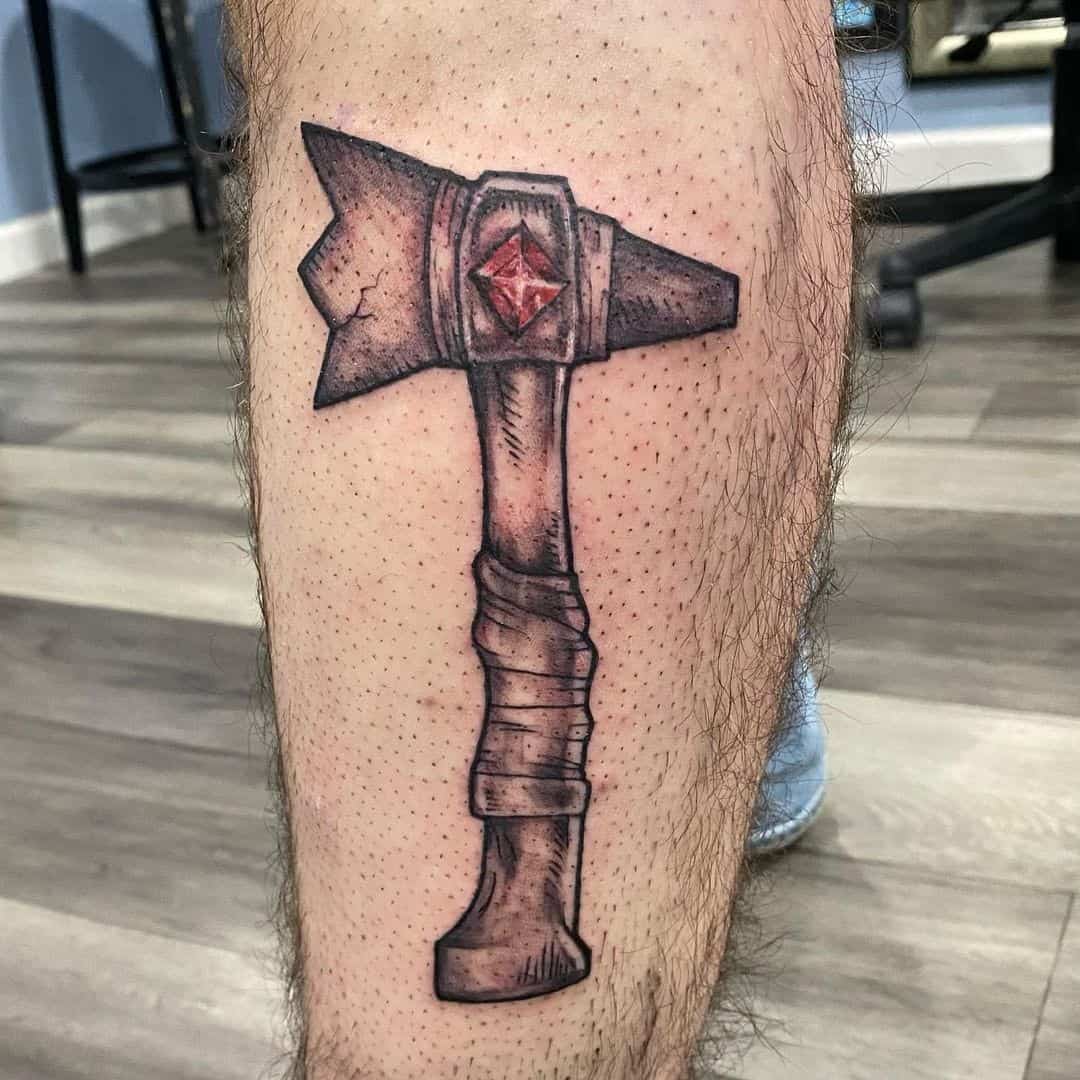 Idea de tatuaje de martillo vikingo 