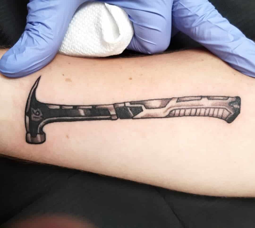 Tatuaje de martillo pequeño y realista