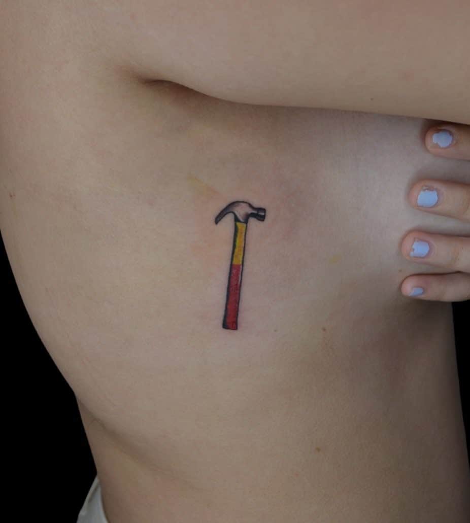 Pequeño y colorido tatuaje de martillo 