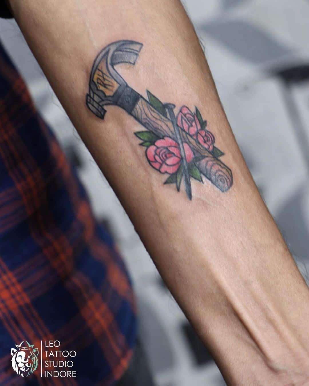 Ideas de tatuaje de martillo con flores 