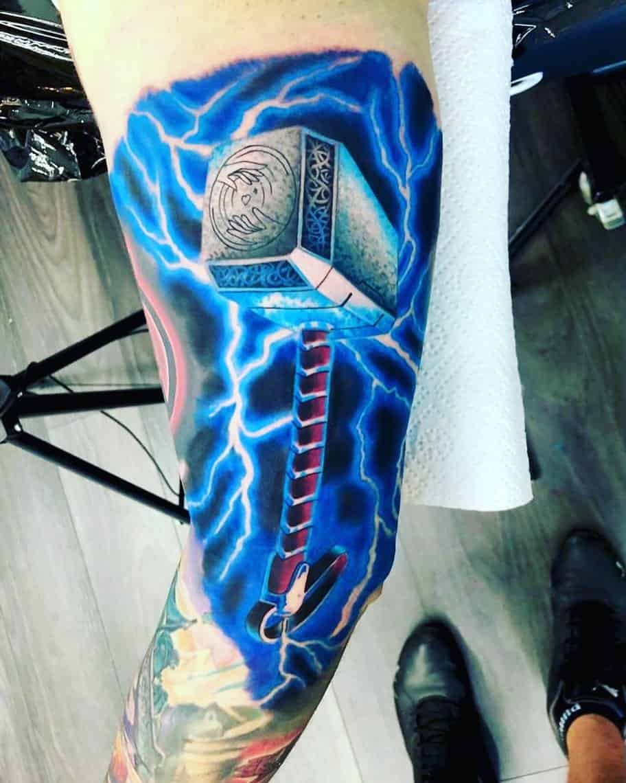 Tatuaje azul del martillo de Thor 