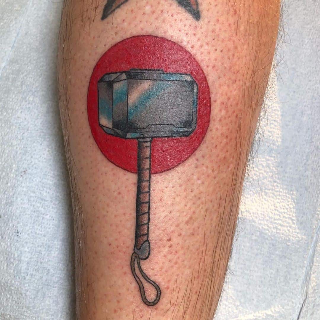 Tatuaje de martillos de punto rojo