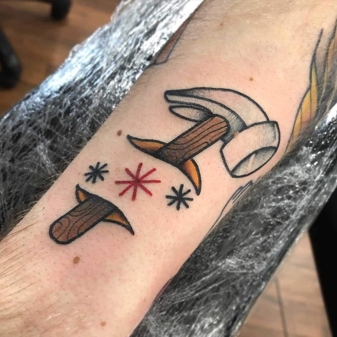 Tatuaje artístico único de martillos
