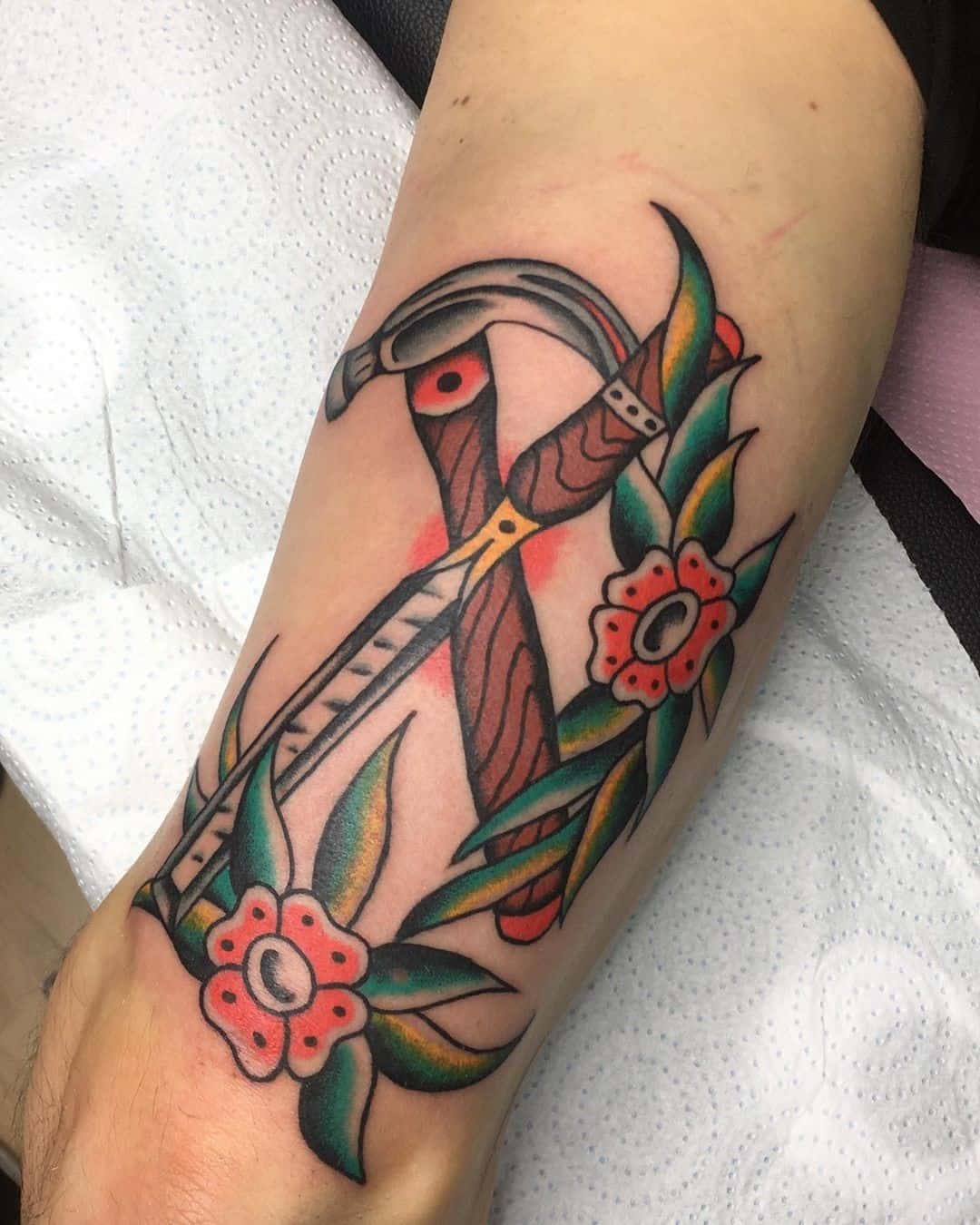 Tatuaje de martillo colorido y floral 