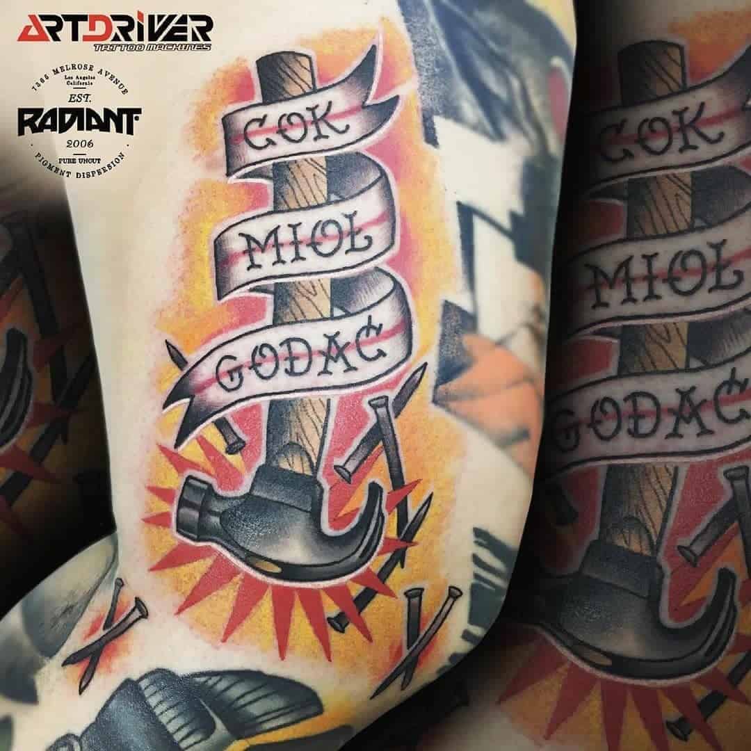 Tatuaje de martillo grande y colorido 