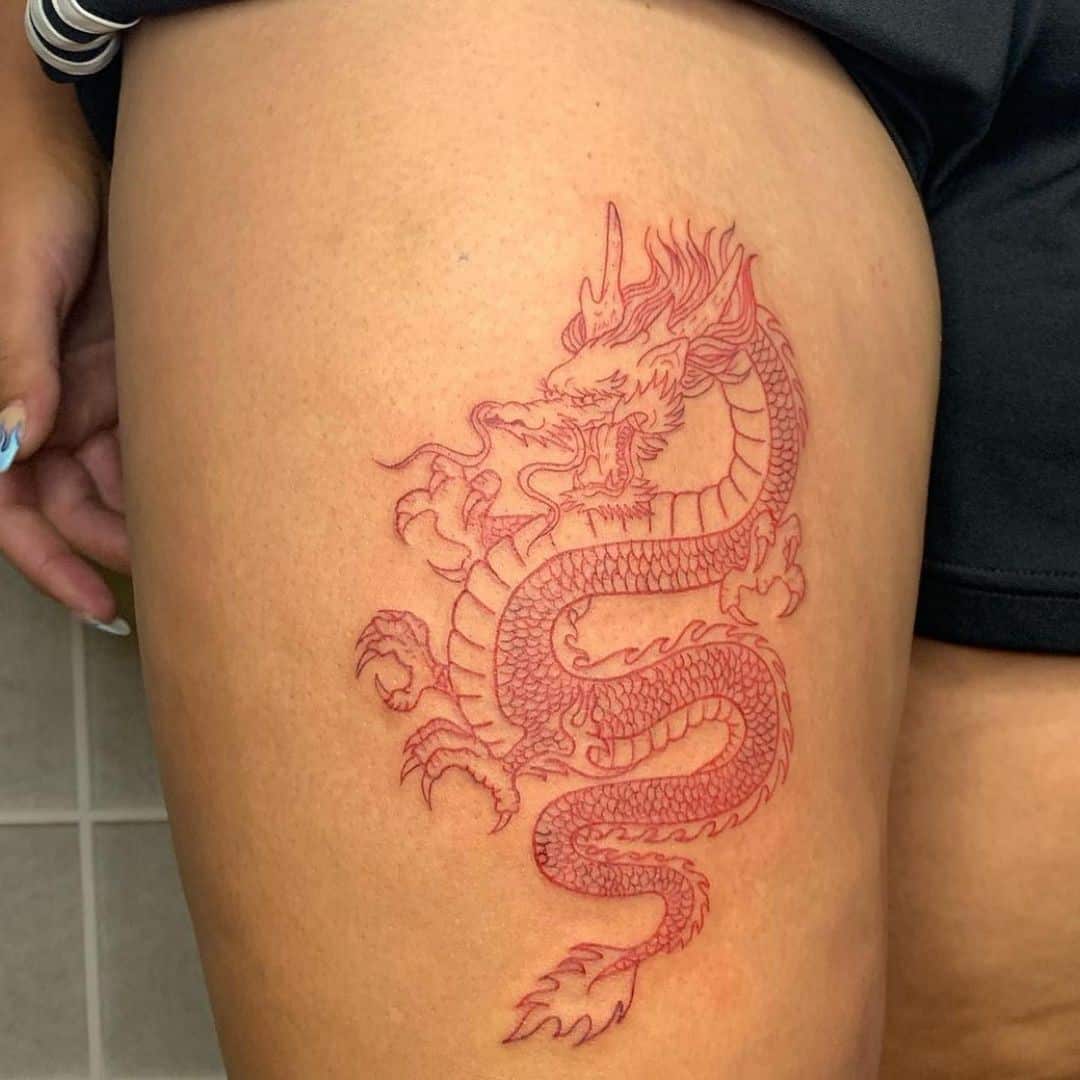 Diseño de tatuaje de dragón rojo en la pierna