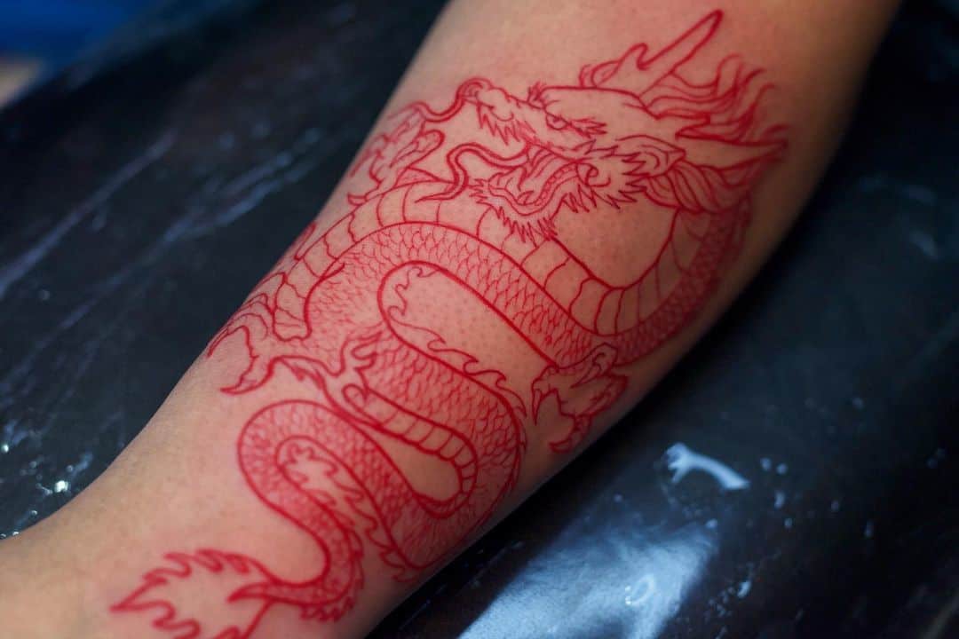 Diseño de tatuaje de dragón rojo ardiente