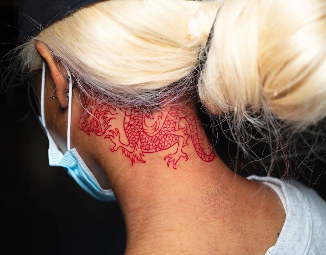 Diseño de tatuaje de cuello de dragón rojo