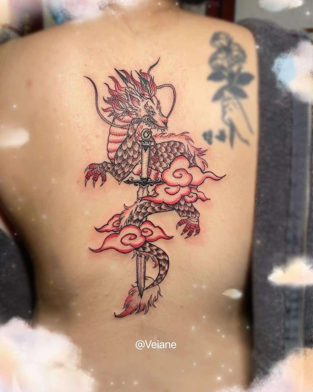 Diseño de tatuaje de dragón rojo y negro japonés