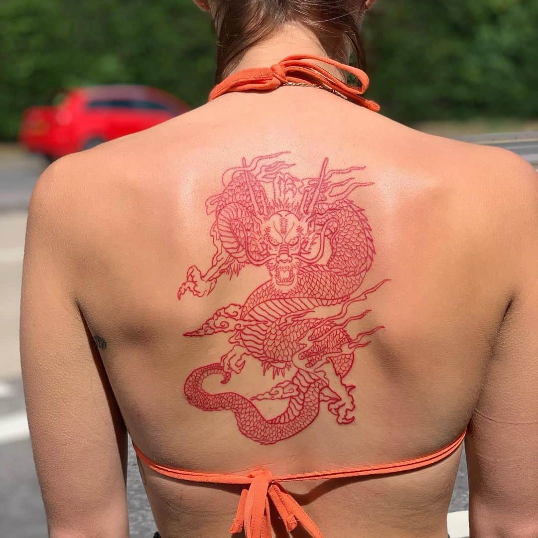 Diseño de tatuaje de dragón rojo en la espalda