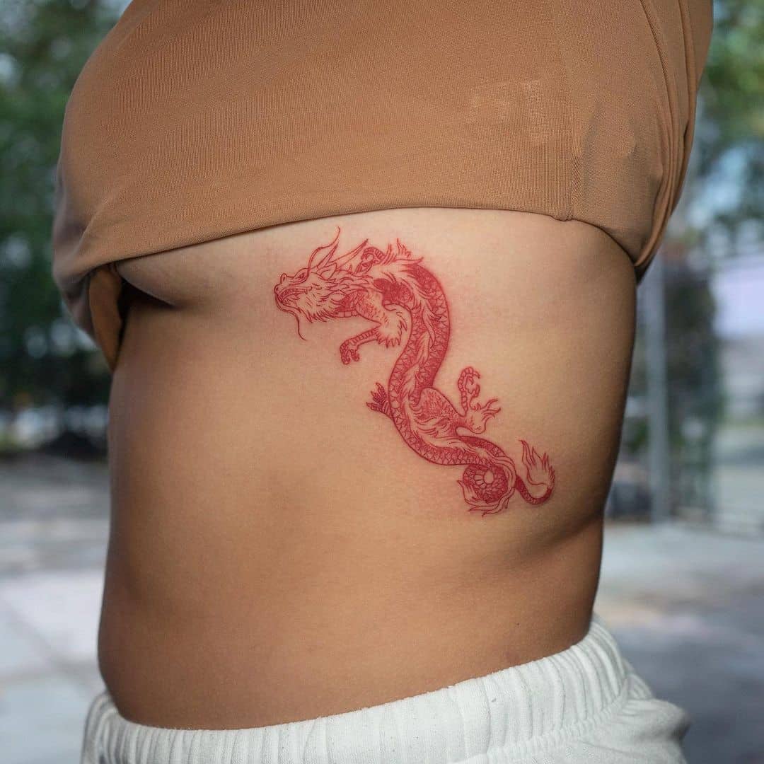 Diseño de tatuaje de dragón rojo costilla