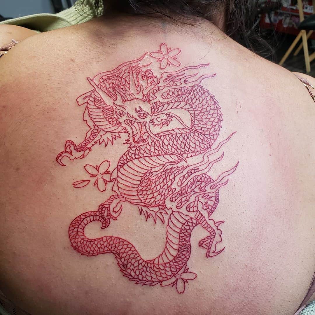 Diseño de tatuaje de dragón rojo en ataque