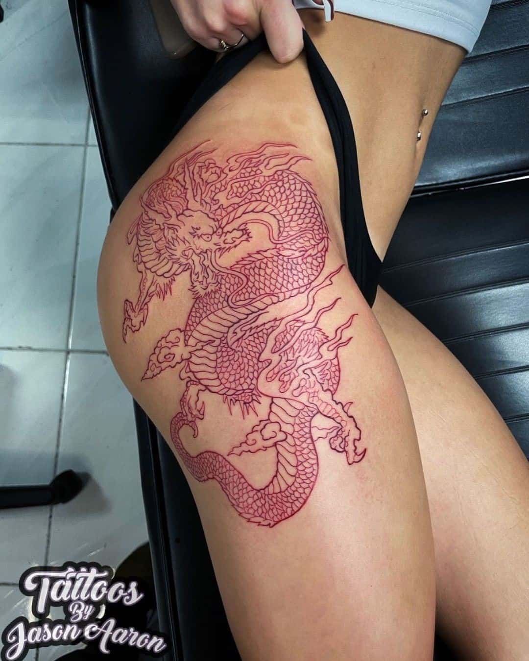 Diseño de tatuaje de dragón rojo en la cadera