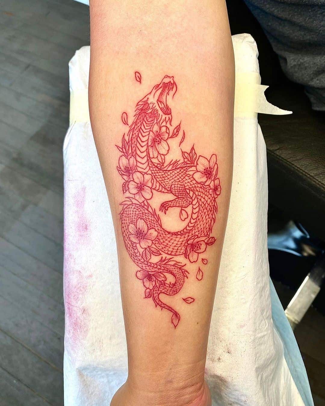 Diseño de tatuaje de brazo de dragón rojo