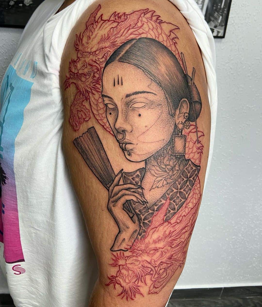 Diseño de tatuaje de dragón rojo en la espalda