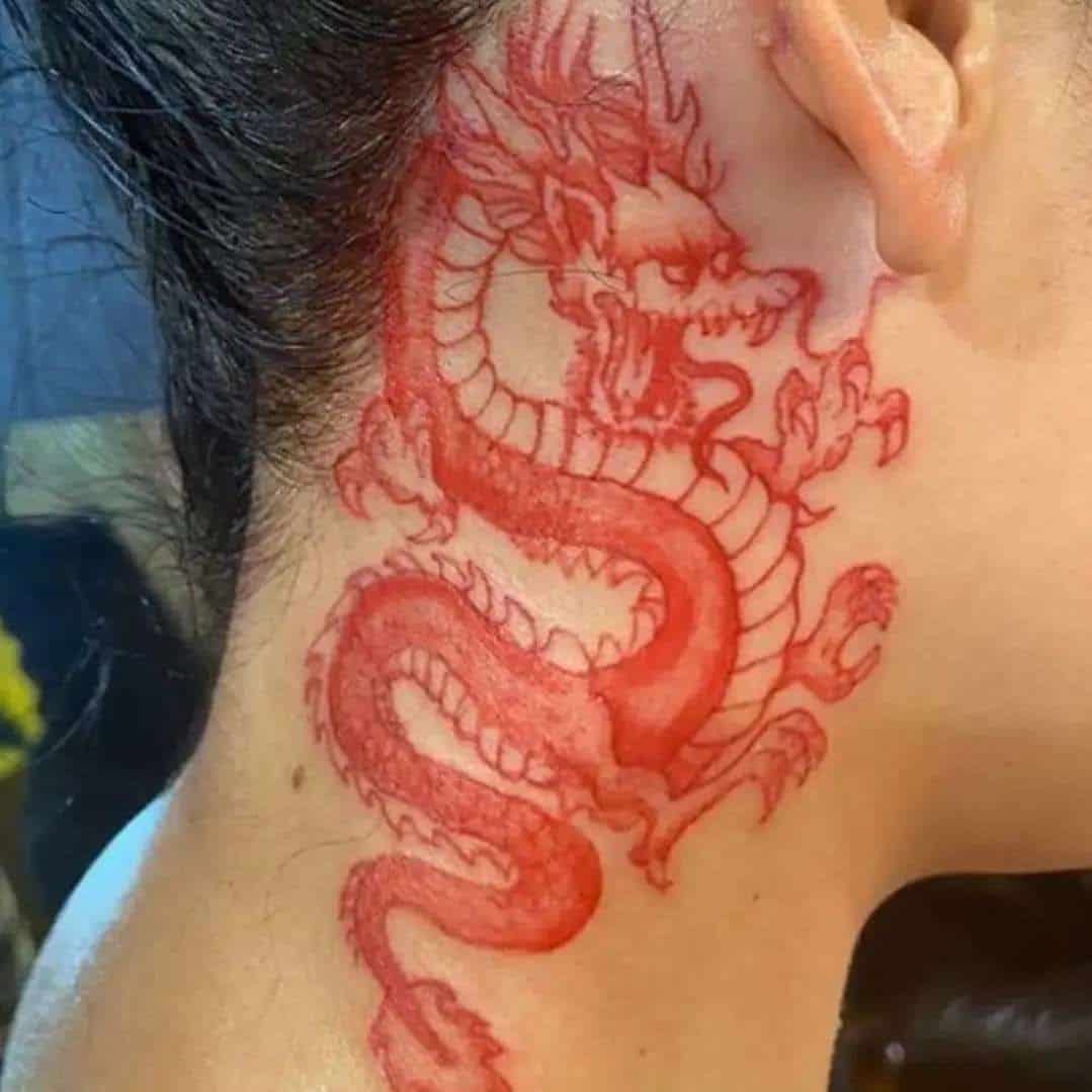 Diseño de tatuaje de dragón rojo detrás de la oreja