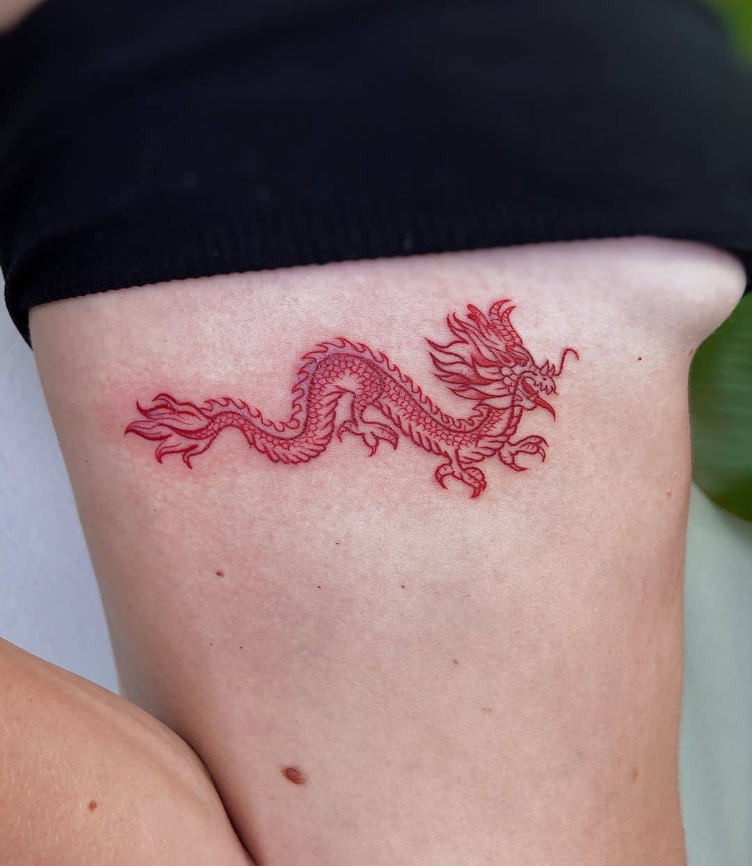 Diseño de tatuaje de dragón rojo horizontal