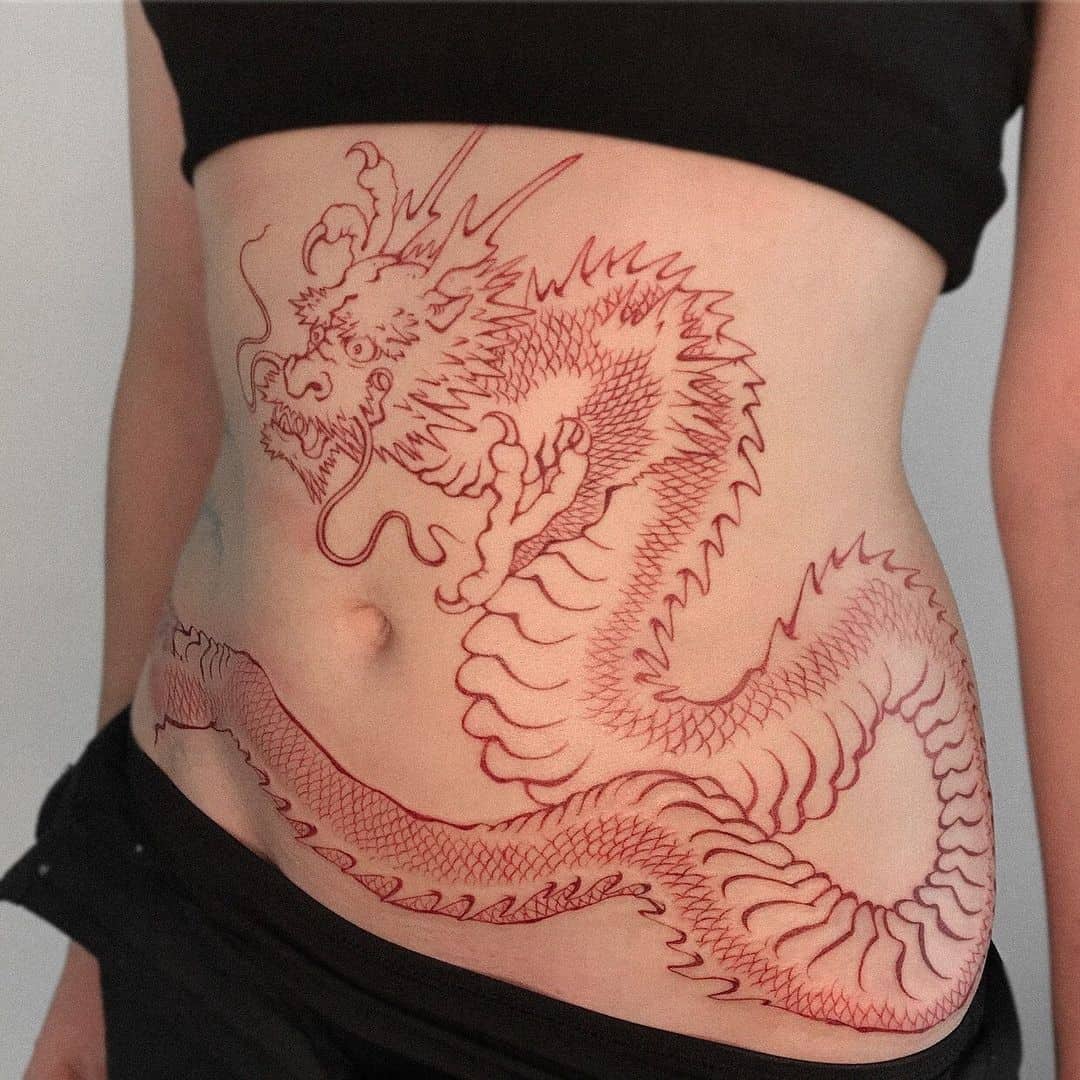 Diseño de tatuaje de dragón rojo gigante en el estómago