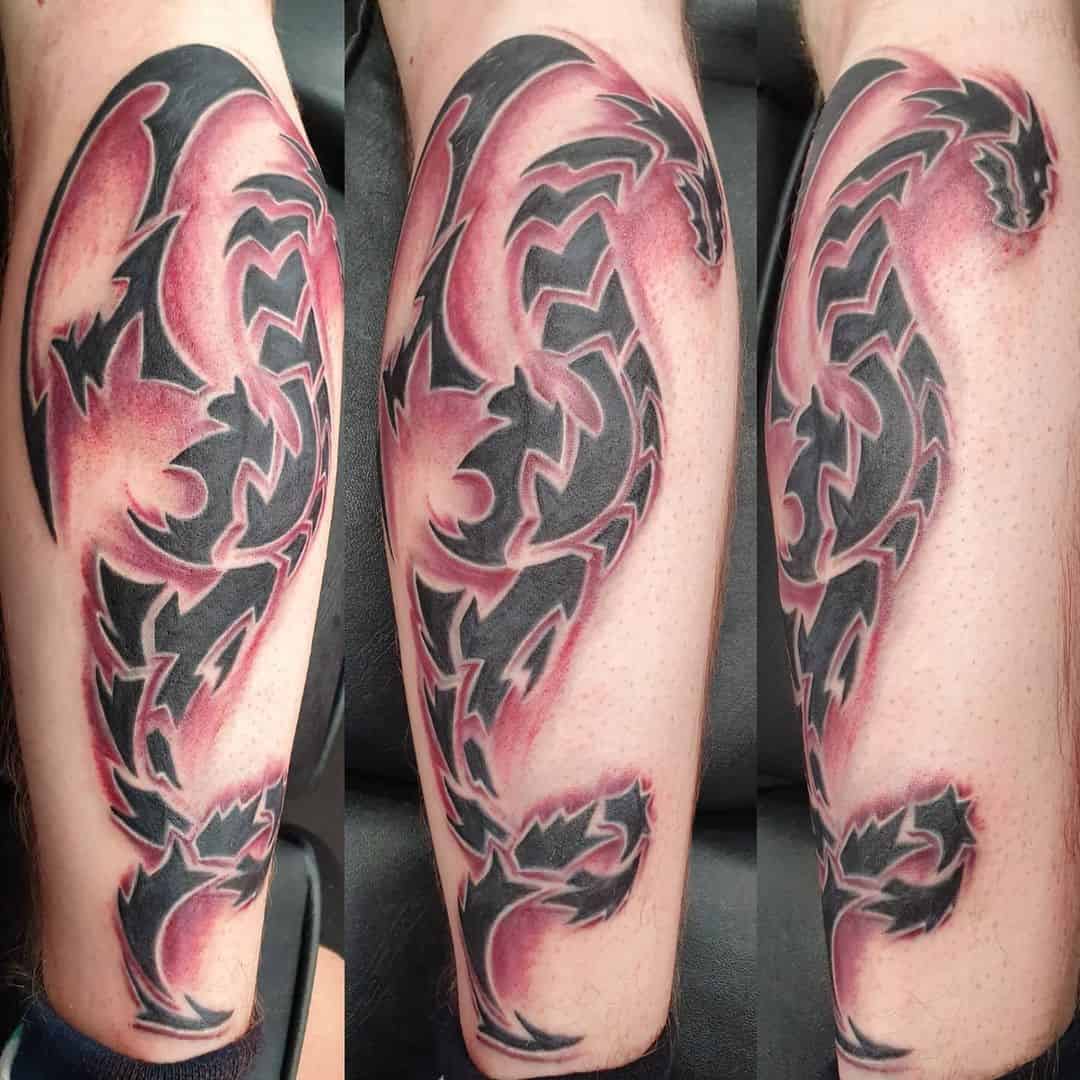 Diseño de tatuaje de dragón tribal rojo y negro