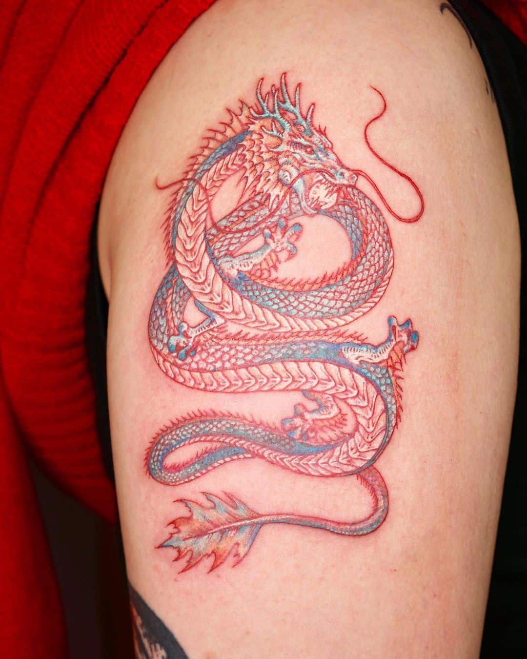 Diseño de tatuaje de dragón rojo y azul coreano