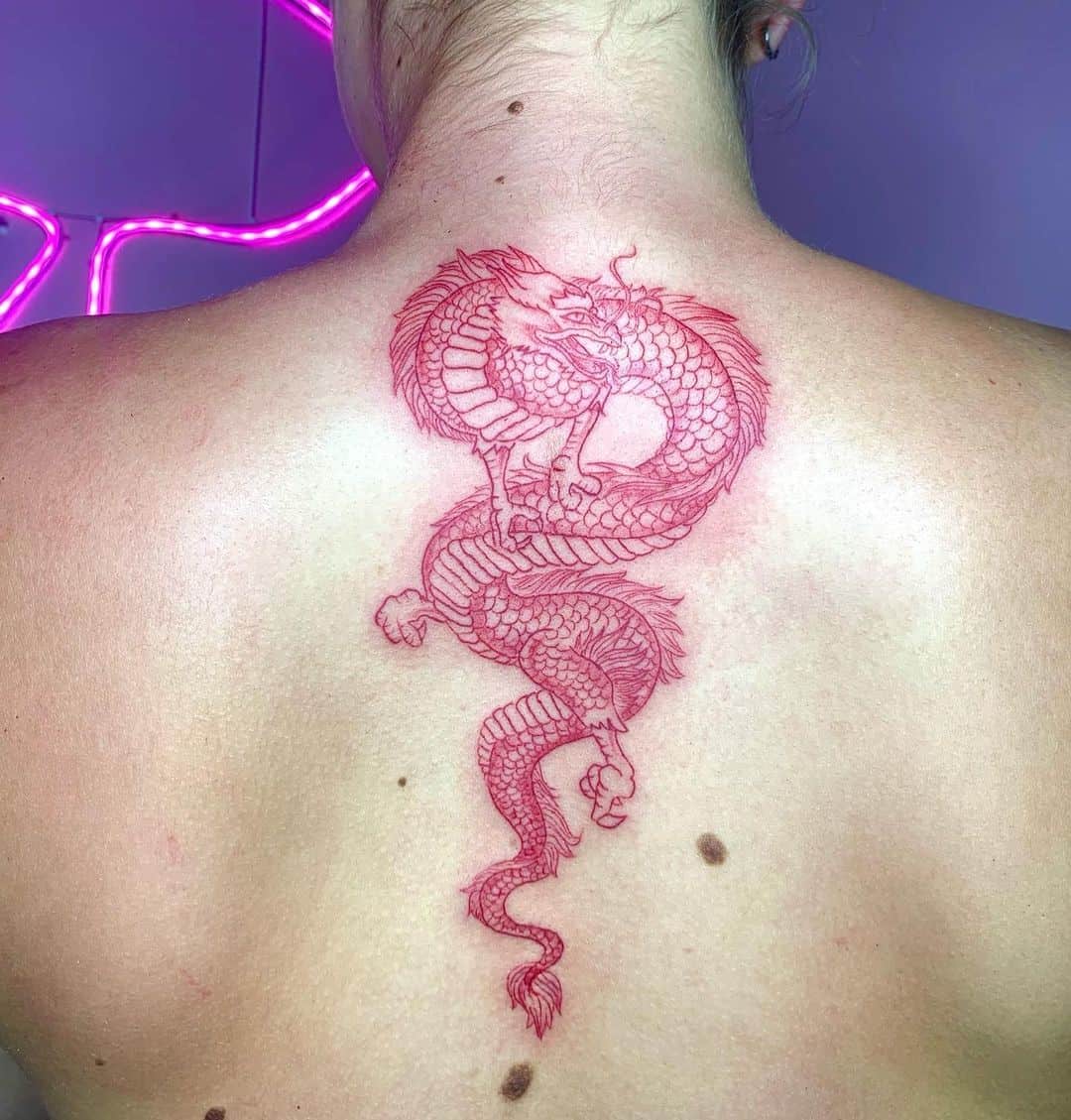 Diseño de tatuaje de dragón rojo en cuello y espalda