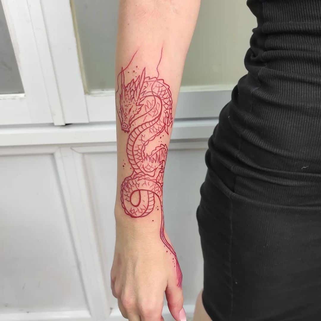 Diseño de tatuaje de dragón rojo alrededor del brazo