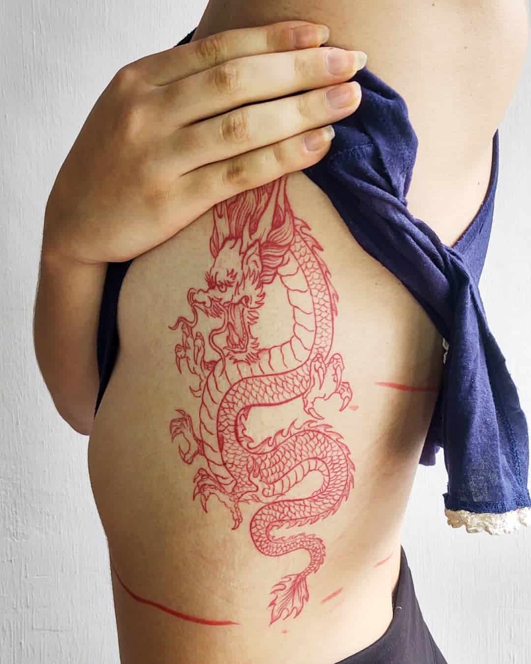 Diseño de tatuaje de dragón rojo vertical 