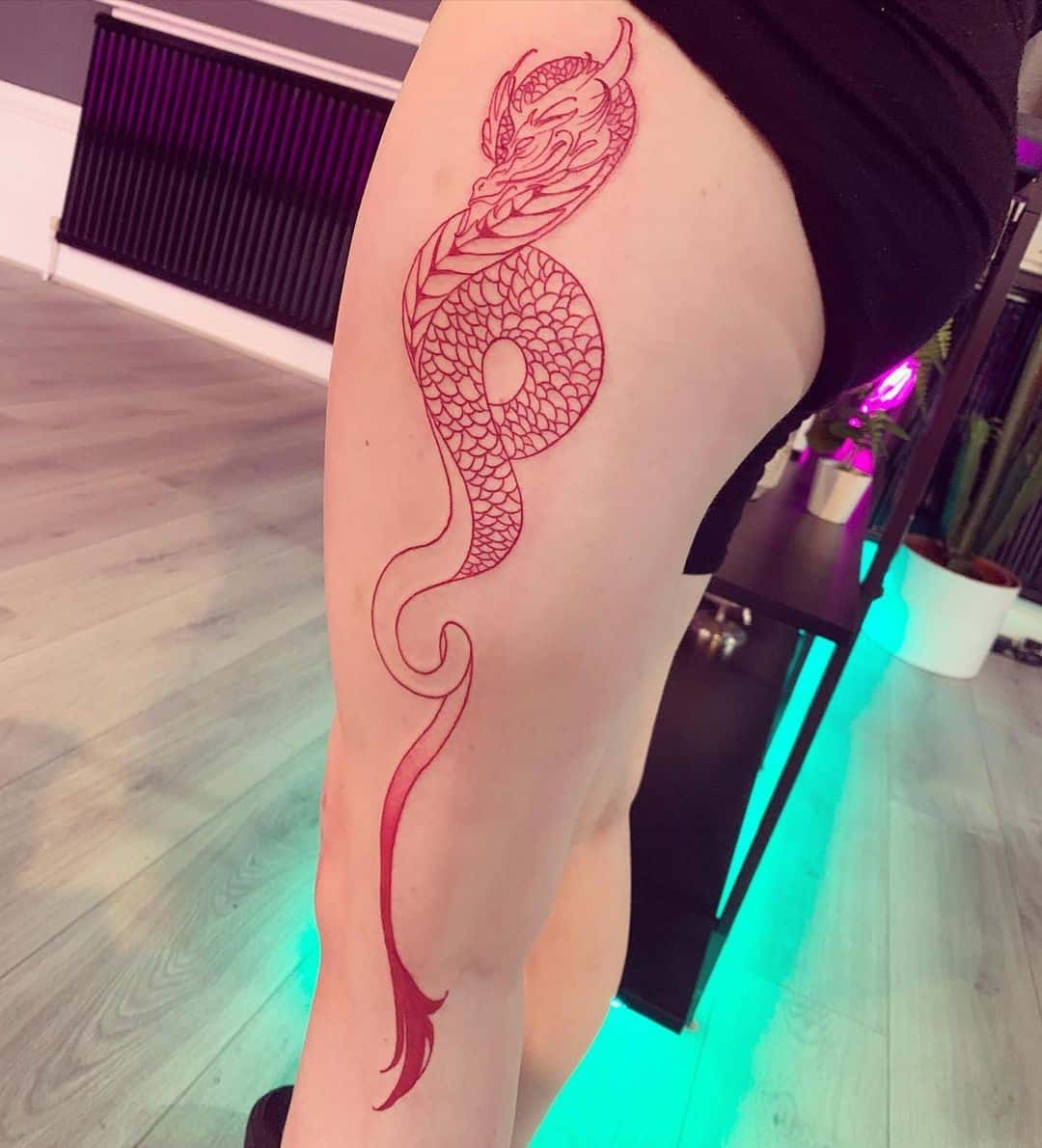 Diseño de tatuaje de dragón serpiente roja japonesa