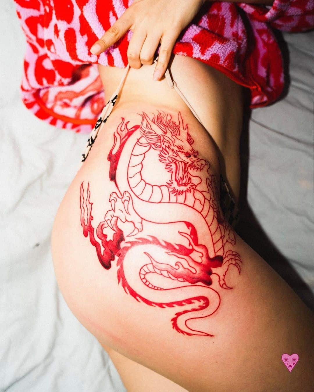 Diseño de tatuaje de dragón rojo fuego