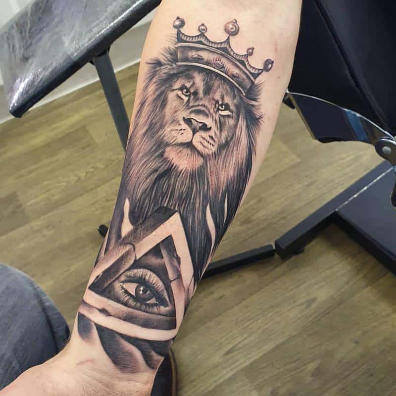 León con corona tatuaje significado poder