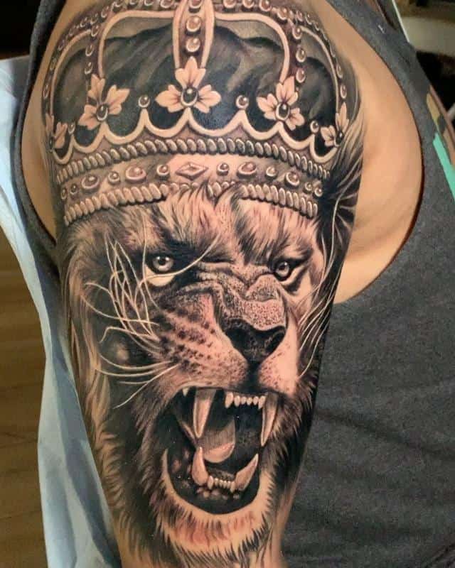 León con significados del tatuaje de la corona