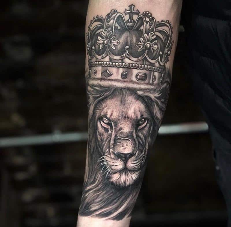 Tatuaje de cabeza de león con corona 2