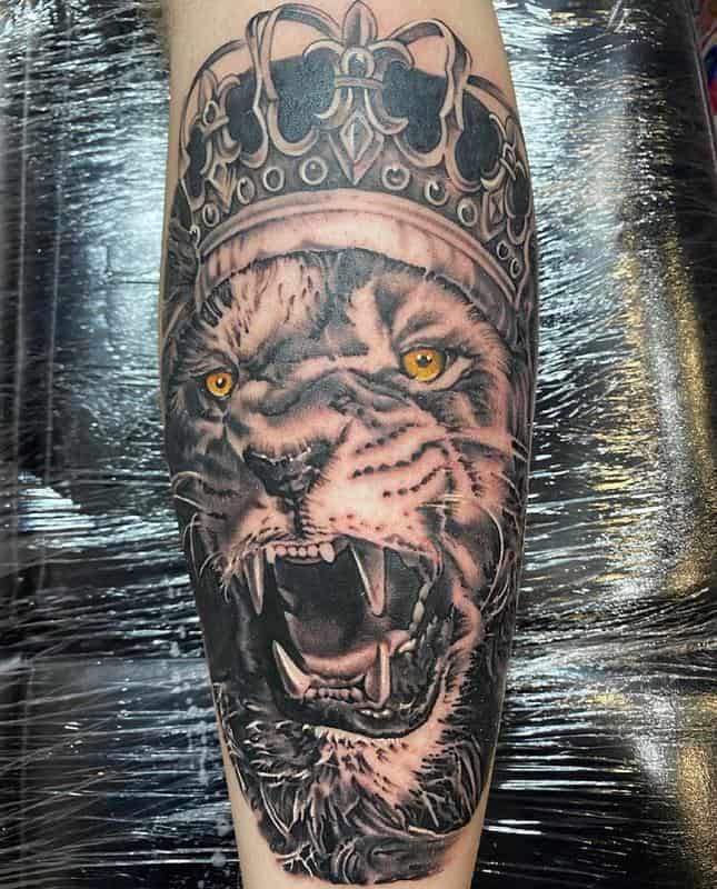 León rugiente con tatuaje de corona 1